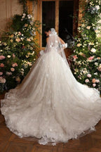 Robe de mariée longue ivoire luxueuse, coupe princesse sans manches, ornée de paillettes et de dentelle.