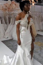 Robe de mariée sirène longue luxueuse à une épaule en satin ornée de perles et traîne amovible