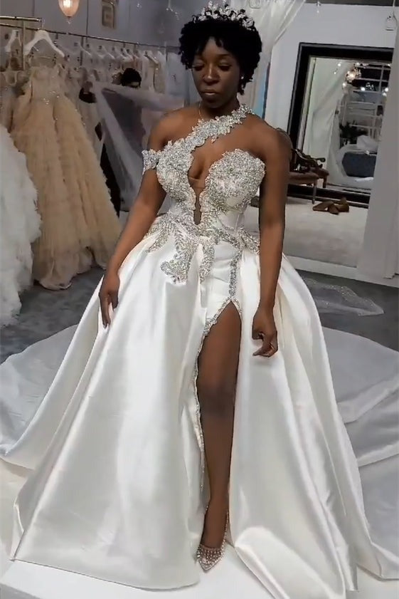 Robe de mariée sirène longue luxueuse à une épaule en satin ornée de perles et traîne amovible