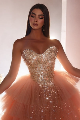 Lujoso vestido de fiesta largo rosa de corte princesa, corte en A, tul, sin mangas, con cuentas y perlas.