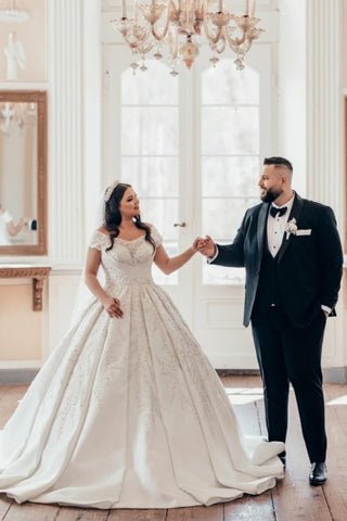 Lujoso vestido de novia largo blanco de satén, corte en A, con hombros descubiertos y encaje.