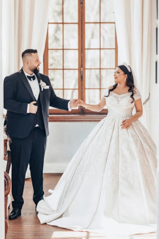 Lujoso vestido de novia largo blanco de satén, corte en A, con hombros descubiertos y encaje.