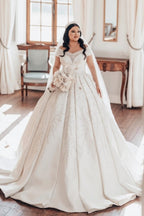 Luxueuse robe de mariée longue blanche en satin, coupe trapèze, épaules dénudées et dentelle.