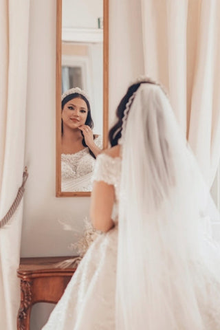 Lujoso vestido de novia largo blanco de satén, corte en A, con hombros descubiertos y encaje.