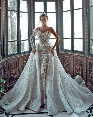 Lujoso vestido largo blanco de corte A con un solo hombro, bordado con perlas, manga larga y cola.