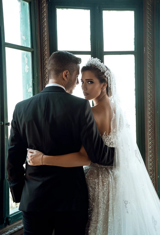 Lujoso vestido largo blanco de corte A con un solo hombro, bordado con perlas, manga larga y cola.