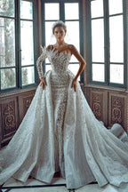 Luxueuse robe de mariée blanche longue asymétrique à une épaule, ornée de perles et de broderies, avec traîne.