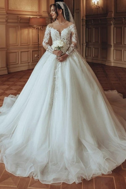 Robe de mariée luxueuse en tulle et dentelle blanche, longue, à col rond et manches longues.
