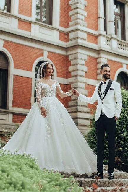 Robe de mariée luxueuse en tulle et dentelle blanche, longue, à col rond et manches longues.