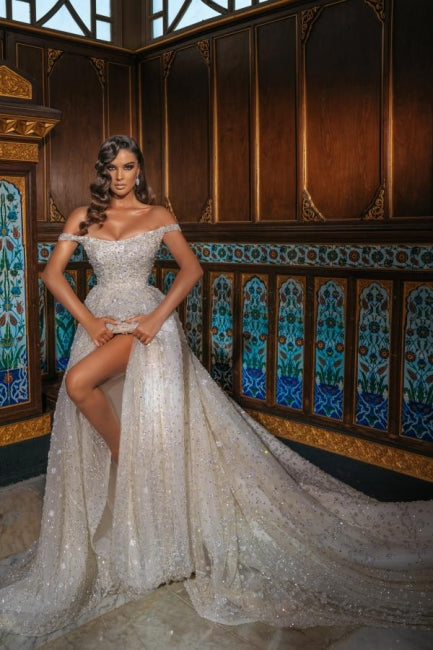 Robe de bal luxueuse à épaules dénudées, ornée de cristaux brillants et fendue sur le devant, avec traîne chapelle. 