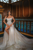 Robe de bal luxueuse à épaules dénudées, ornée de cristaux brillants et fendue sur le devant, avec traîne chapelle. 