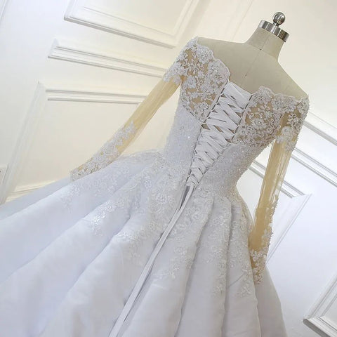 Vestido de novia de encaje blanco de corte princesa, manga larga y corte en A