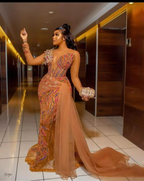 Vestido de sirena de lujo con cuentas, mangas largas y cola de tul