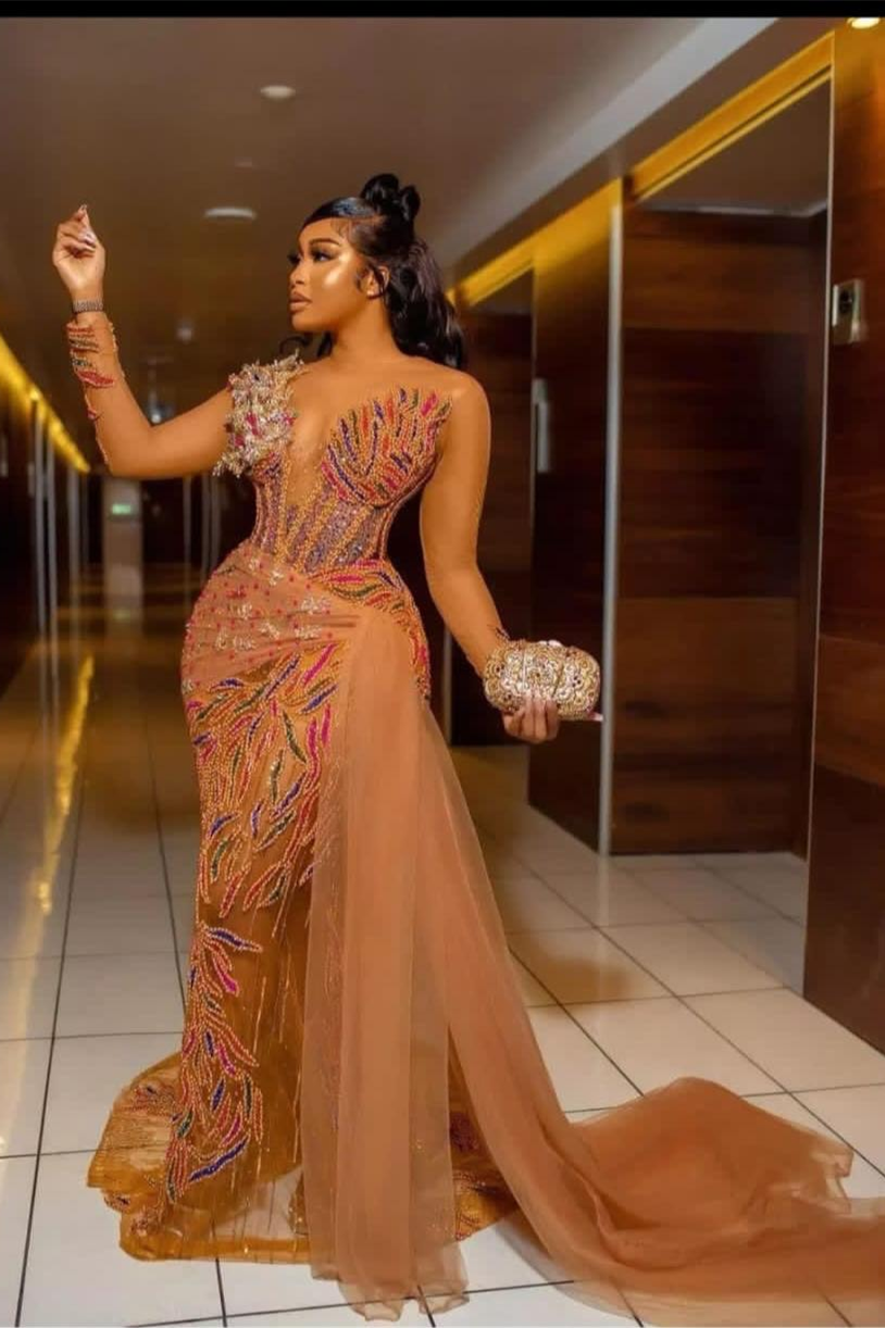 Vestido de sirena de lujo con cuentas, mangas largas y cola de tul