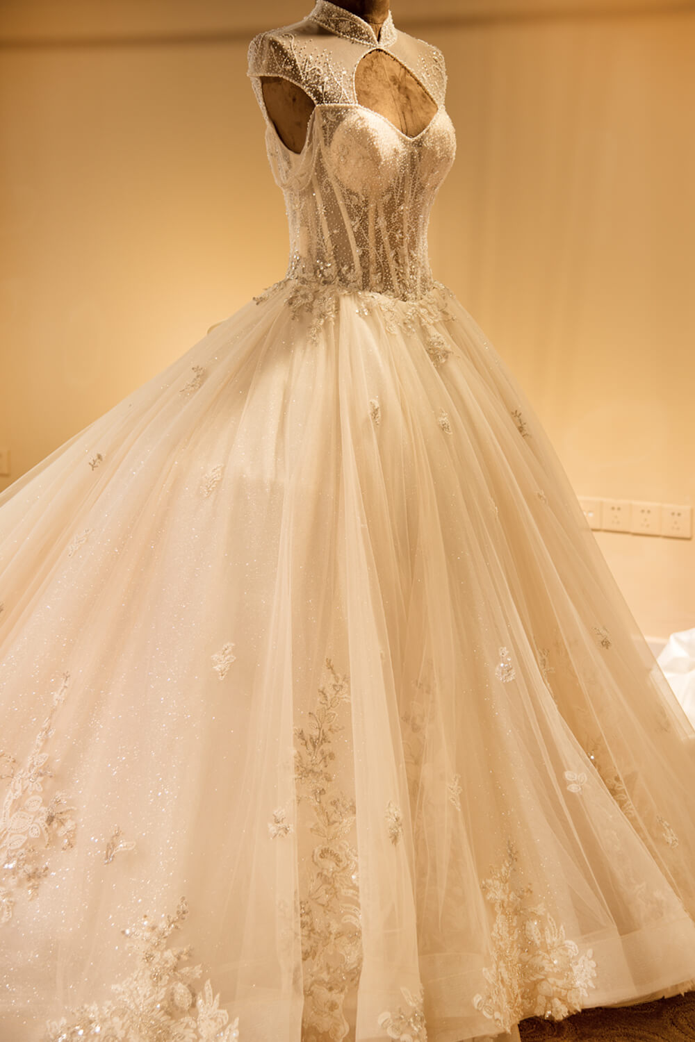 Robe de mariée de bal en tulle à lacets et col illusion luxueux, robe de mariée ivoire scintillante et sobre 