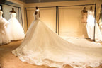 Robe de mariée de bal en tulle à lacets et col illusion luxueux, robe de mariée ivoire scintillante et sobre 