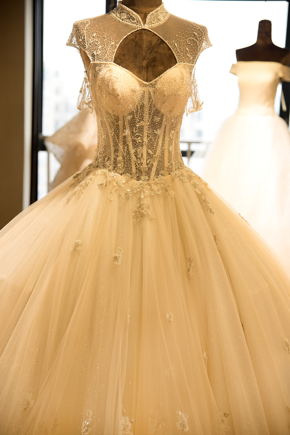 Robe de mariée de bal en tulle à lacets et col illusion luxueux, robe de mariée ivoire scintillante et sobre 