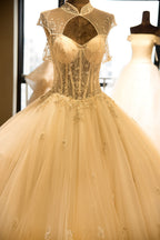 Robe de mariée de bal en tulle à lacets et col illusion luxueux, robe de mariée ivoire scintillante et sobre 