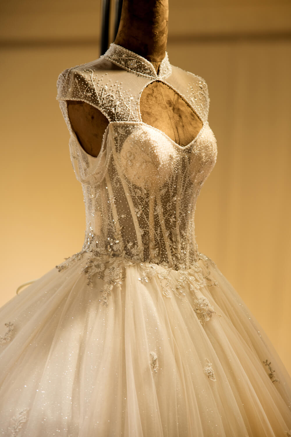 Robe de mariée de bal en tulle à lacets et col illusion luxueux, robe de mariée ivoire scintillante et sobre 