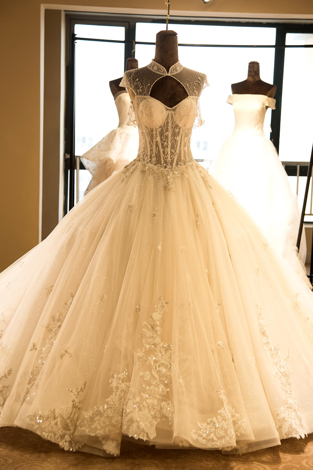 Robe de mariée de bal en tulle à lacets et col illusion luxueux, robe de mariée ivoire scintillante et sobre 