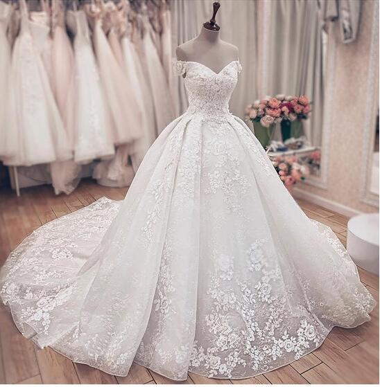 Robes de mariée longues de luxe en dentelle à épaules dénudées et coupe trapèze