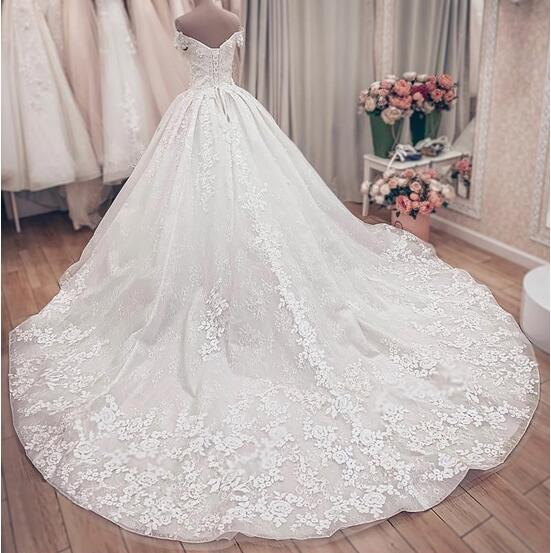 Robes de mariée longues de luxe en dentelle à épaules dénudées et coupe trapèze