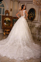 Robes de mariée longues de luxe en tulle et dentelle, décolleté cœur et dos nu, coupe trapèze.