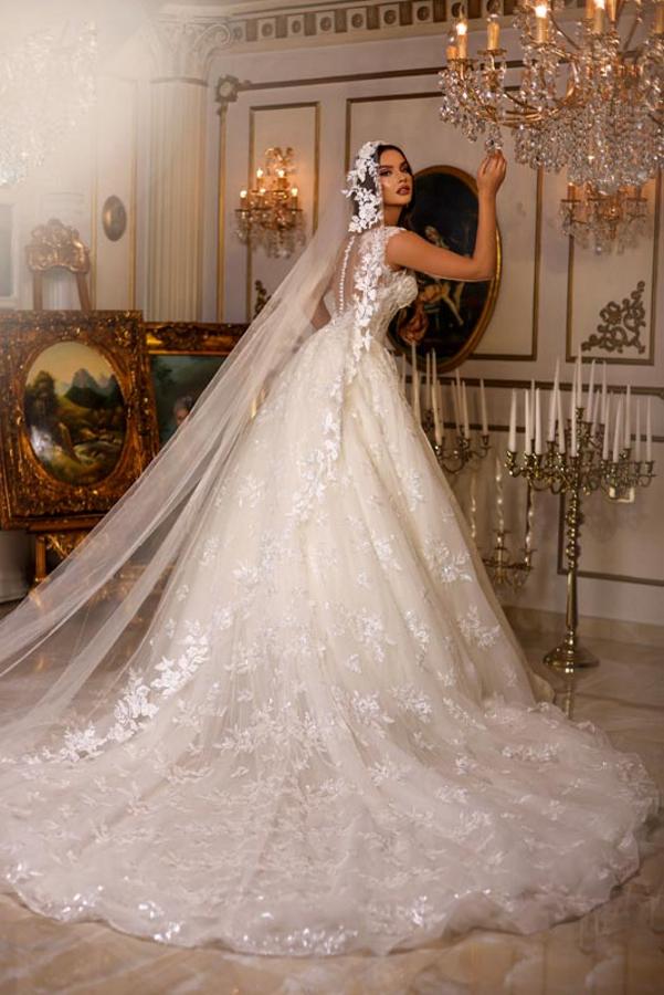 Robes de mariée longues de luxe en tulle et dentelle, décolleté cœur et dos nu, coupe trapèze.