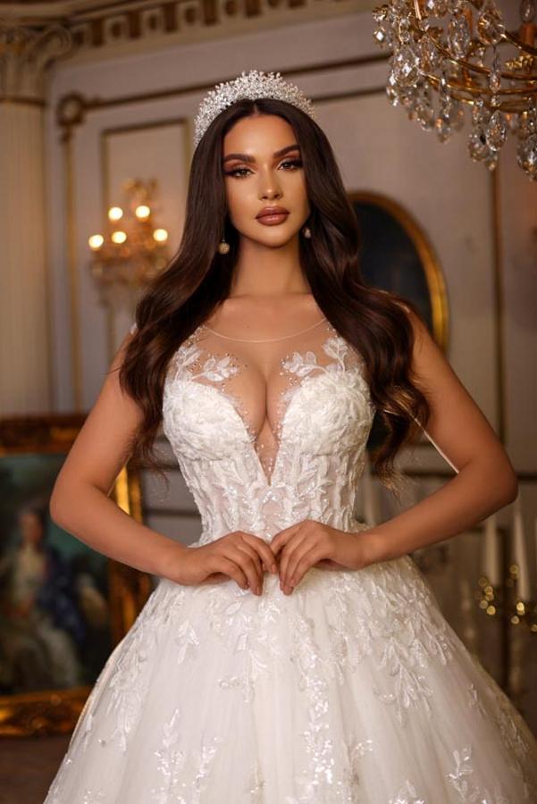Robes de mariée longues de luxe en tulle et dentelle, décolleté cœur et dos nu, coupe trapèze.
