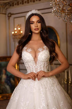 Robes de mariée longues de luxe en tulle et dentelle, décolleté cœur et dos nu, coupe trapèze.