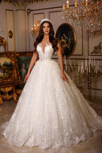 Robes de mariée longues de luxe en tulle et dentelle, décolleté cœur et dos nu, coupe trapèze.
