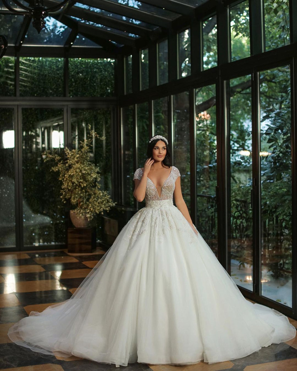 Vestido de novia largo de lujo, corte en A, escote en V, tul con cuentas y lentejuelas, con mangas cortas.