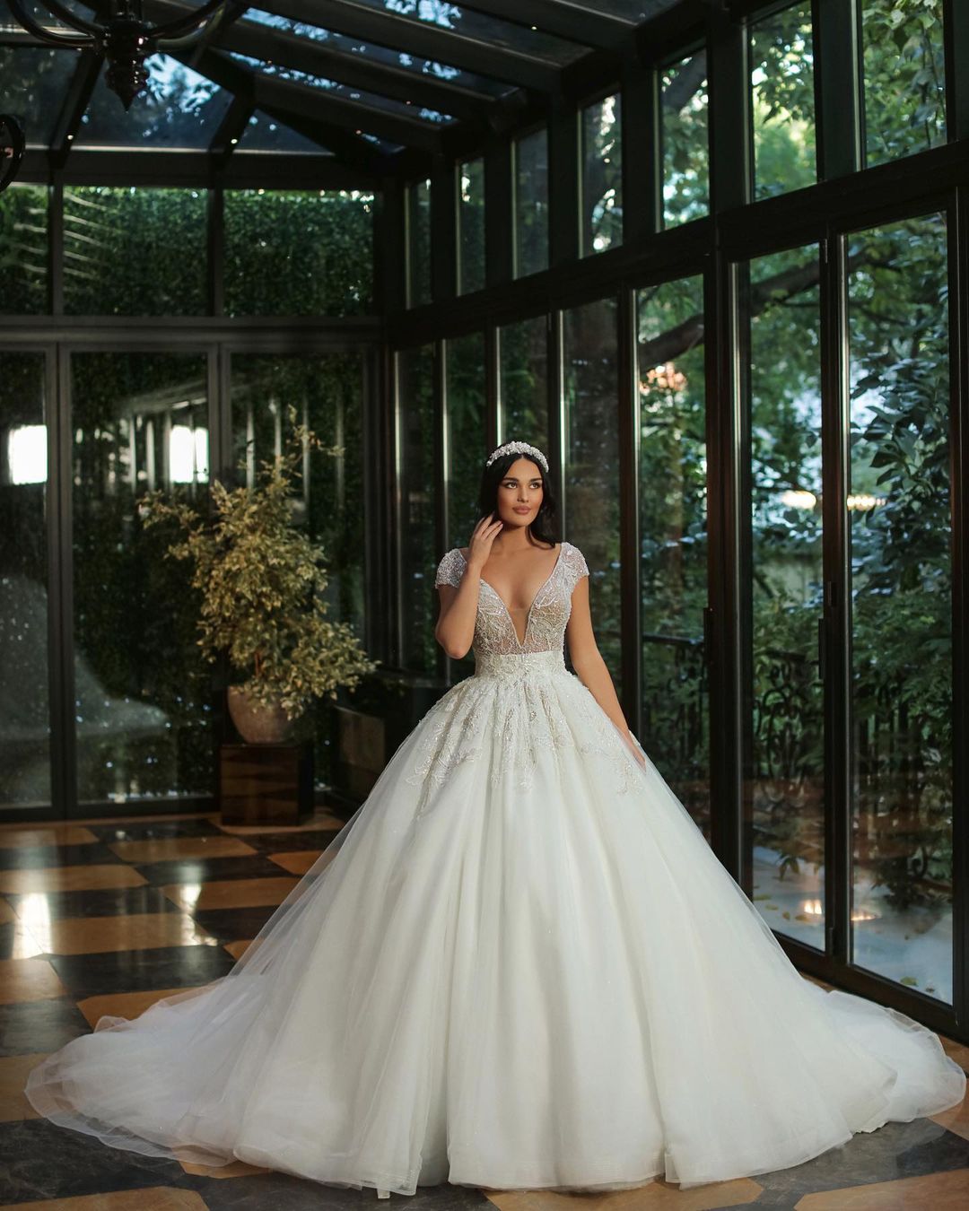 Vestido de novia largo de lujo, corte en A, escote en V, tul con cuentas y lentejuelas, con mangas cortas.