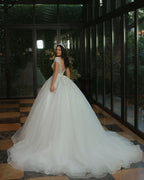 Vestido de novia largo de lujo, corte en A, escote en V, tul con cuentas y lentejuelas, con mangas cortas.