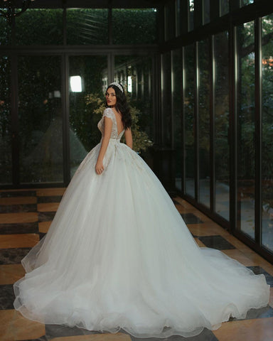 Vestido de novia largo de lujo, corte en A, escote en V, tul con cuentas y lentejuelas, con mangas cortas.