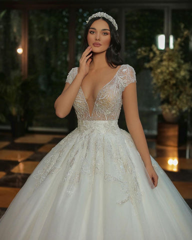 Vestido de novia largo de lujo, corte en A, escote en V, tul con cuentas y lentejuelas, con mangas cortas.