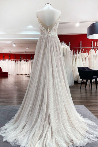 Robe de mariée de luxe longue en tulle, col V, dos nu et dentelle, coupe trapèze, col en V et luxueuse