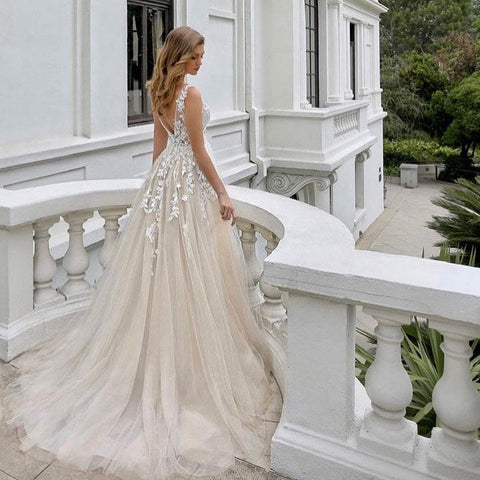 Vestido de novia largo de lujo, corte en A, escote en V, tul sin mangas, espalda descubierta y encaje.