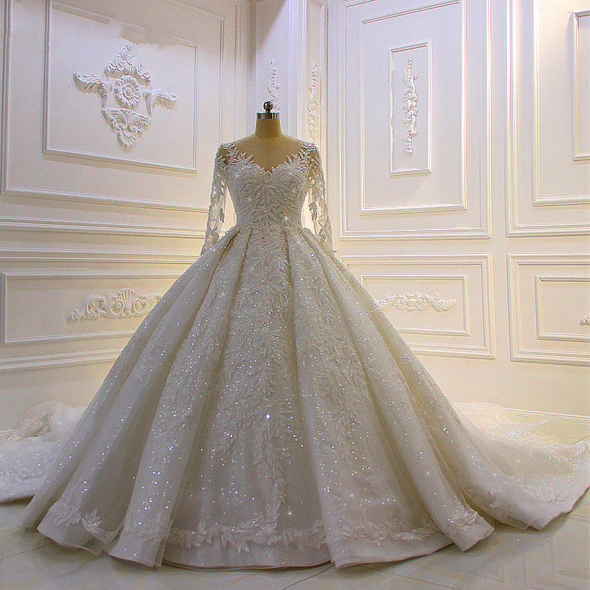 Robe de mariée longue de bal luxueuse avec applications de dentelle et manches
