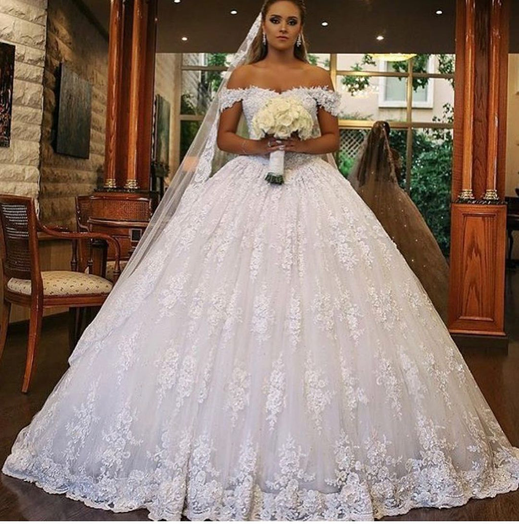 Robe de mariée longue de bal luxueuse en dentelle, épaules dénudées et traîne cathédrale
