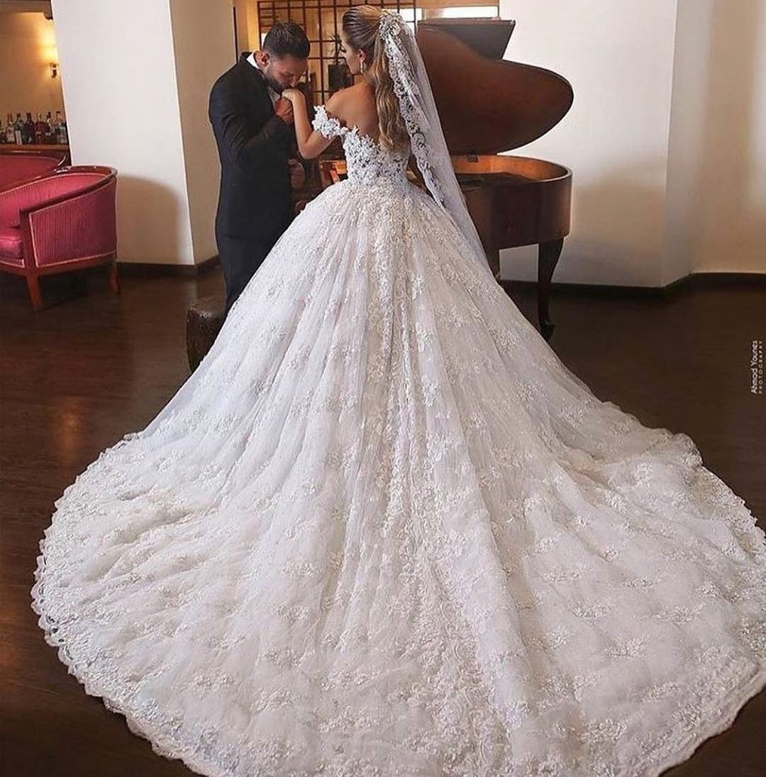 Robe de mariée longue de bal luxueuse en dentelle, épaules dénudées et traîne cathédrale