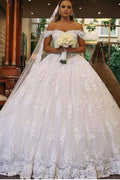 Robe de mariée longue de bal luxueuse en dentelle, épaules dénudées et traîne cathédrale