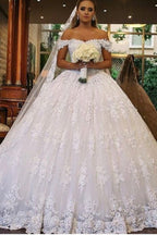 Robe de mariée longue de bal luxueuse en dentelle, épaules dénudées et traîne cathédrale
