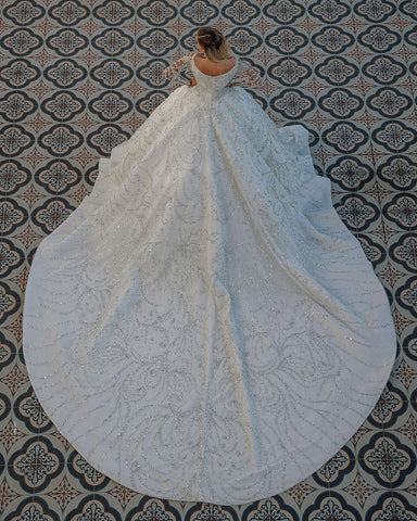 Vestido de novia largo de lujo con lentejuelas, hombros descubiertos, espalda descubierta y mangas.
