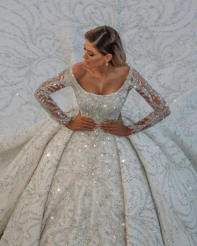 Vestido de novia largo de lujo con lentejuelas, hombros descubiertos, espalda descubierta y mangas.