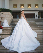 Vestido de novia largo de gala de lujo con lentejuelas y mangas, adornado con cuentas y brillos.