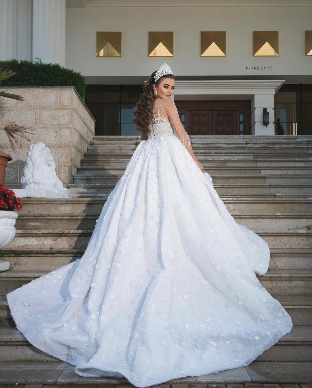 Vestido de novia largo de gala de lujo con lentejuelas y mangas, adornado con cuentas y brillos.