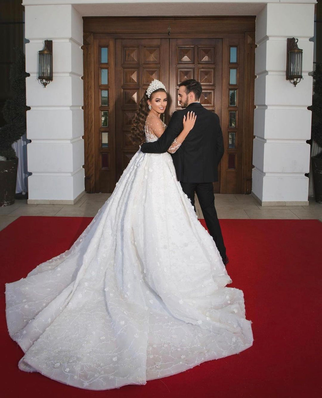 Vestido de novia largo de gala de lujo con lentejuelas y mangas, adornado con cuentas y brillos.