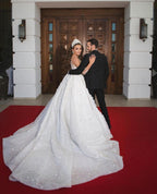 Vestido de novia largo de gala de lujo con lentejuelas y mangas, adornado con cuentas y brillos.