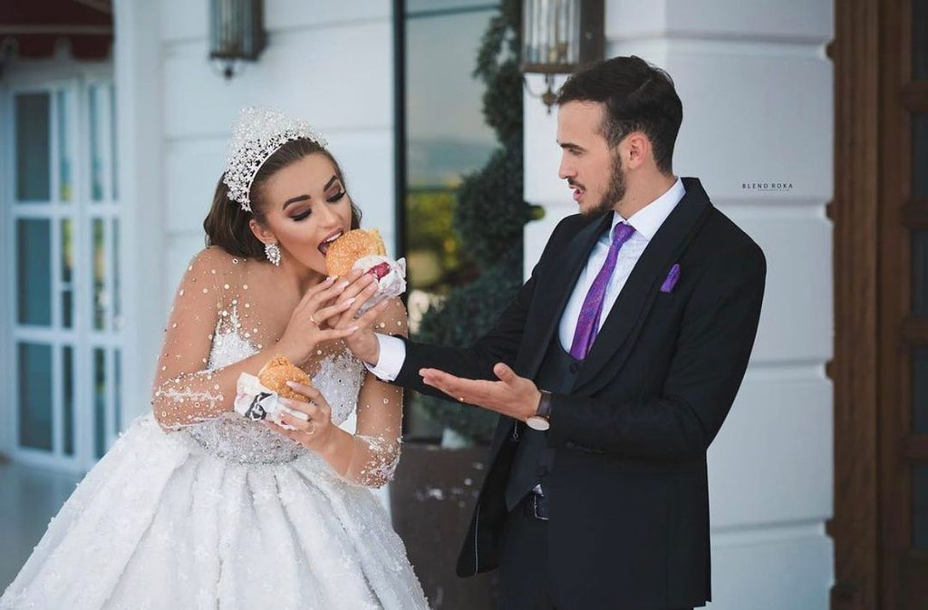 Vestido de novia largo de gala de lujo con lentejuelas y mangas, adornado con cuentas y brillos.